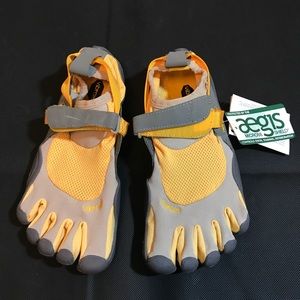 Vibrant Five Finger Shoes - Size 7 (37 Euro)